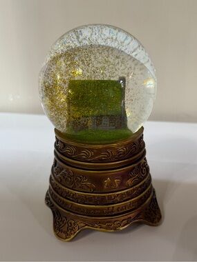 Excellent condition Taylor Swift Cabin snow globe